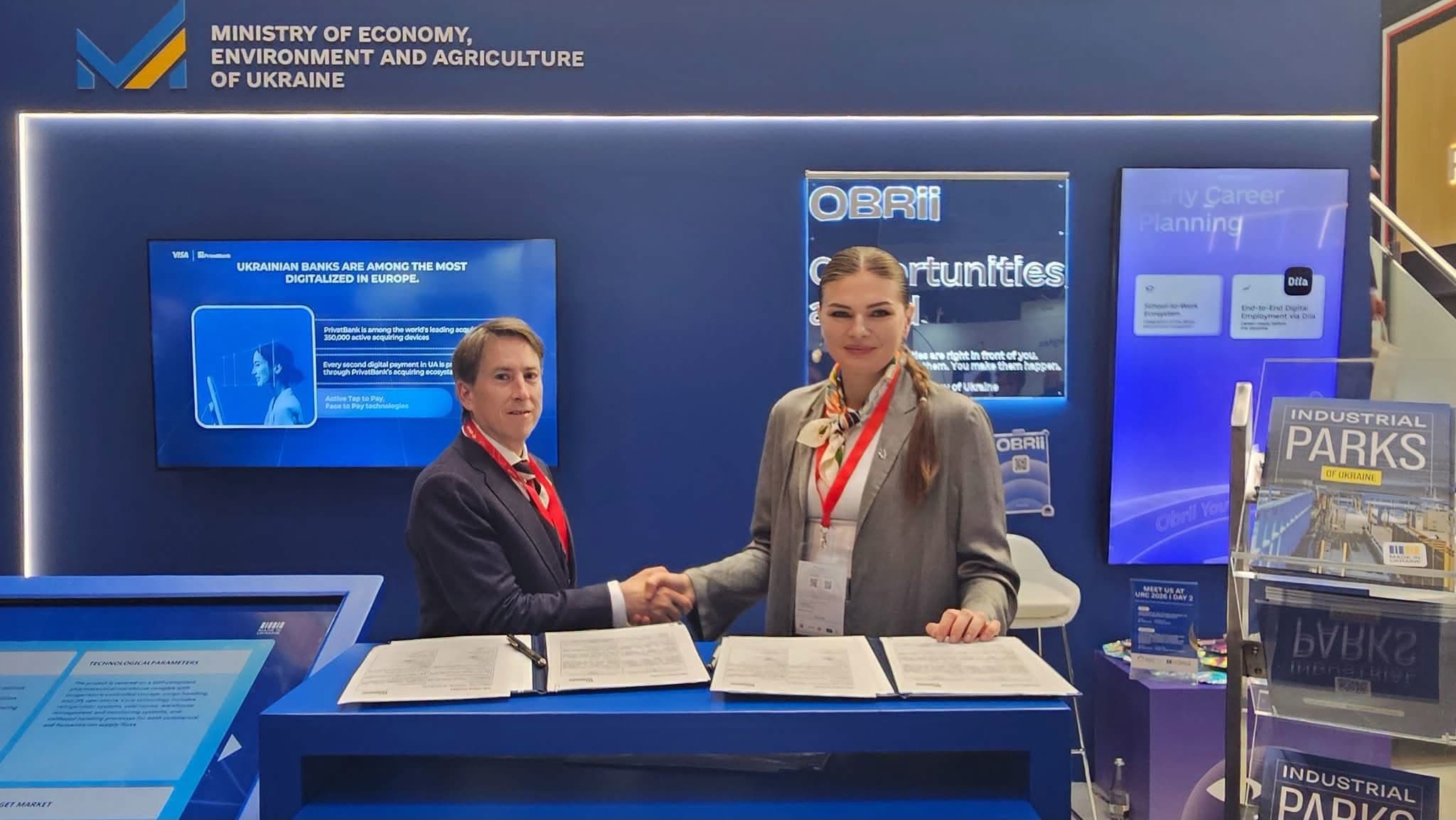 Mark Higton of BUEF and Maryna Khlystun, Executive Director of UkraineInvest, shake hands after signing the Memorandum of Cooperation at the Ukraine Recovery Conference 2026 in Gdańsk.